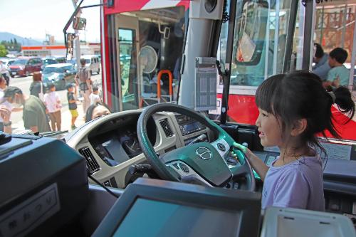運転手気分を味わう子ども