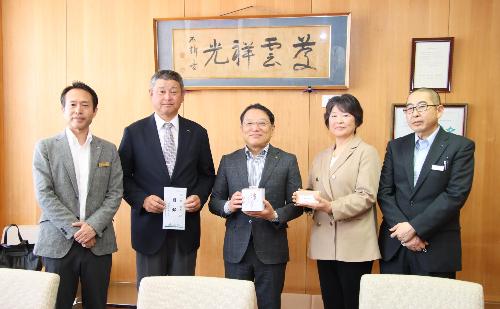 おかゆポットなどを寄贈したJAの皆さんと伊藤市長
