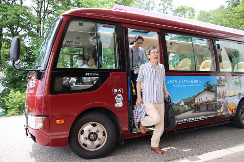 山麓周遊バスを利用する乗客