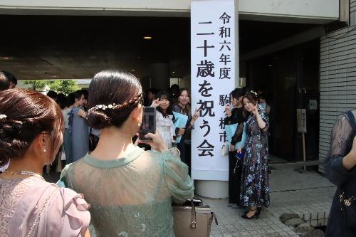 記念撮影をする参加者