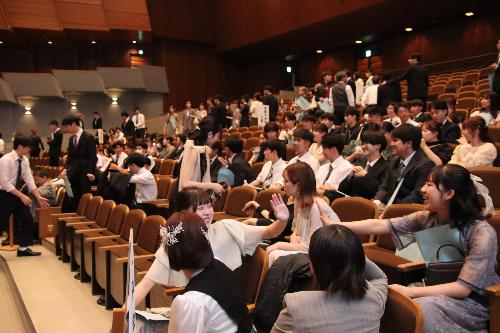 再会を喜ぶ参加者