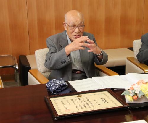 受賞を報告する高坂さん