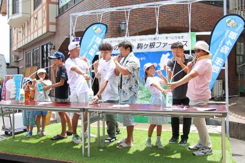 和気あいあいとした雰囲気で早飲みを競う参加者