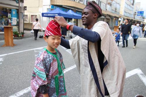 海外の衣装を試着する少年