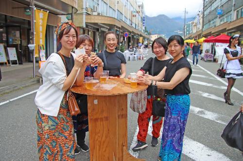 海外の文化を楽しむ参加者