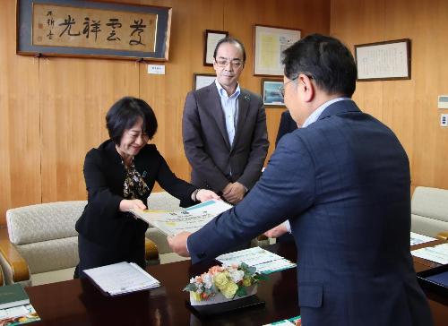目録を手渡した松本支社の緒方支社長