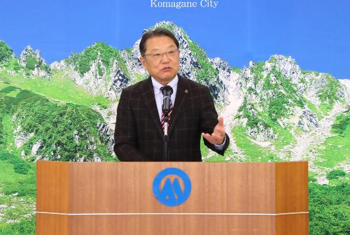 会見を行う伊藤市長