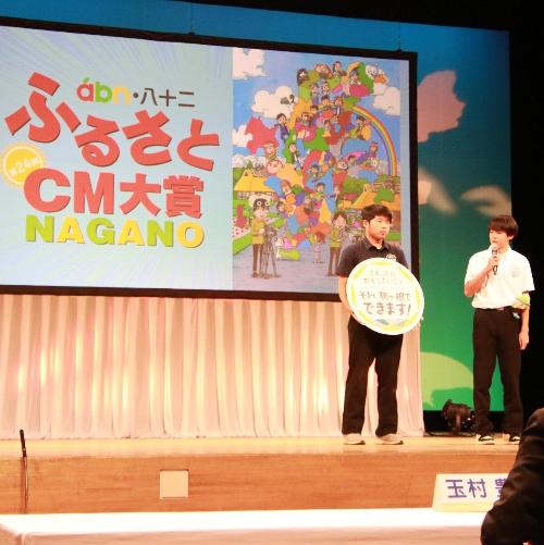 堂々とパフォーマンスをする生徒ら