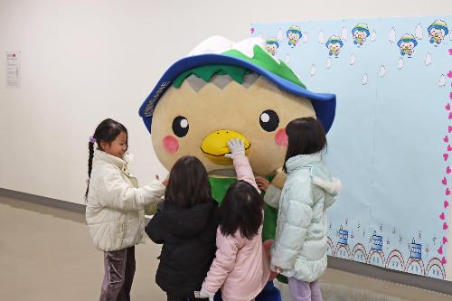お友だちに囲まれるこまかっぱ