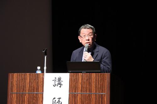 講演をする外務省北川室長