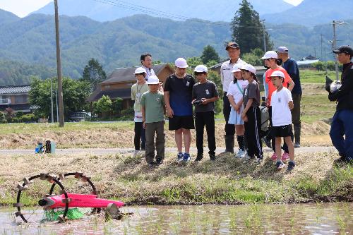 ラジコン除草機の操作体験をする児童