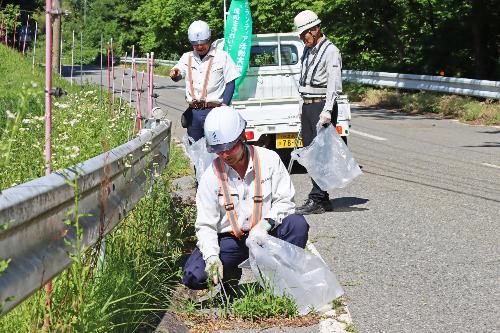 落合橋周辺を清掃する事業者ら