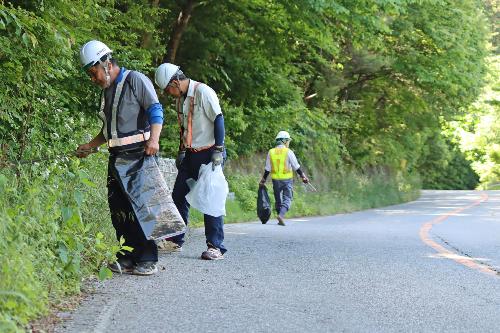 火山峠周辺を清掃する事業者ら