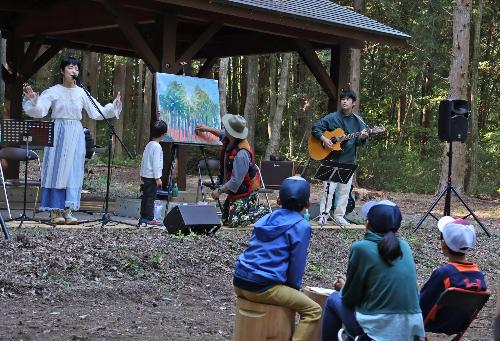 実際の森と重なり合うように描かれたライブペインティング