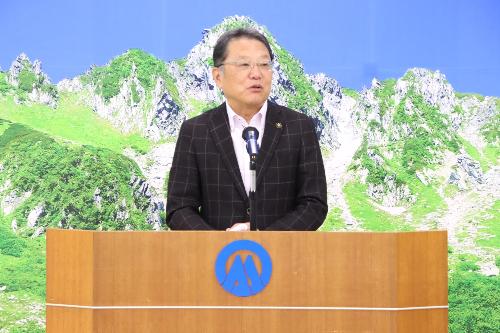 会見を行う伊藤市長