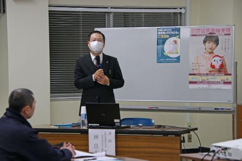 講演をする県警察本部警務課林課長補佐