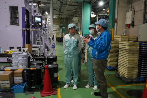 企業の担当者から説明を受ける生徒たち