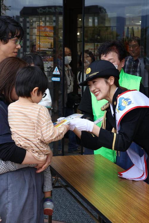 防犯グッズを手渡す樋口日奈さん