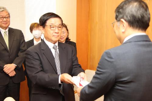 目録を手渡した赤穂学校同窓会の役員