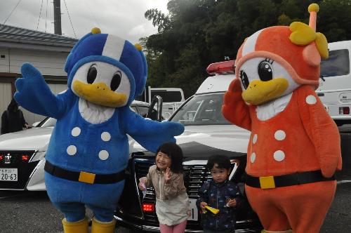 パトカーの前で記念撮影