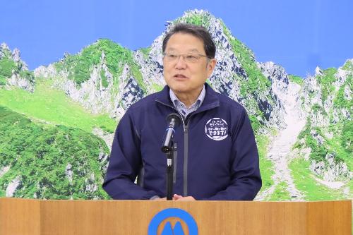 会見を行う伊藤市長