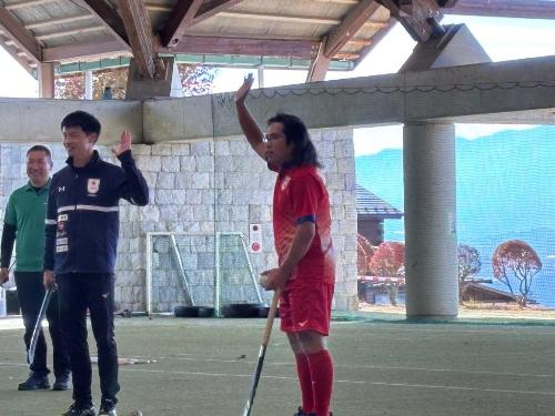 ホッケー教える中岡さん