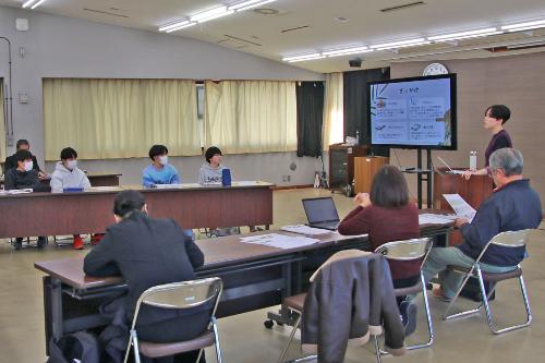 塩澤さんから話を聞く参加者