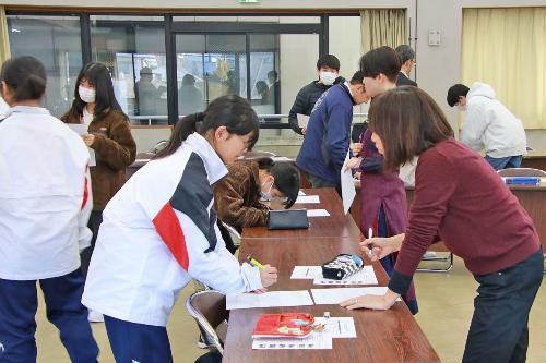 自己紹介をしながら交流