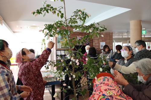 飾り付けをする参加者