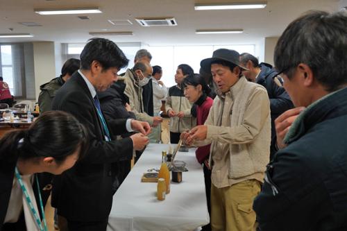 商品の説明をする参加者