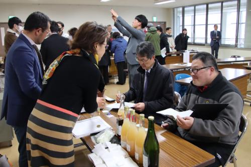 商品の説明を受けるバイヤーの方々