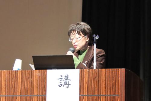 講演をする外務省西崎さん