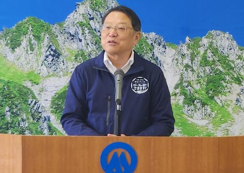 会見する伊藤市長