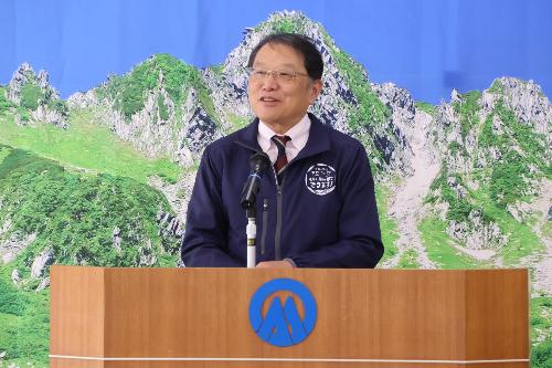 会見する伊藤市長