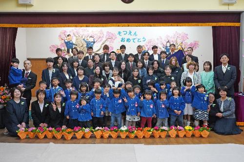 園児と保護者が集まり最後の記念撮影（赤穂南幼稚園）