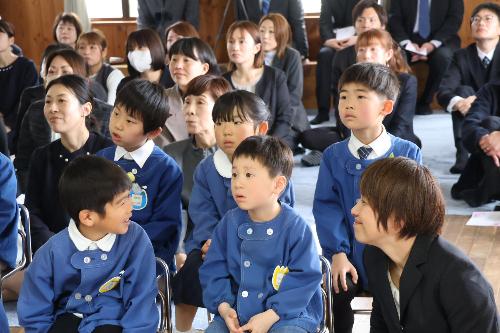 映像を見入る子どもや保護者（下平幼稚園）