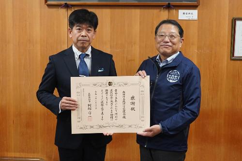 活動を市長に報告した馬塲代表（左）と伊藤市長（右）