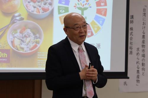 講演する謝（シャ）社長