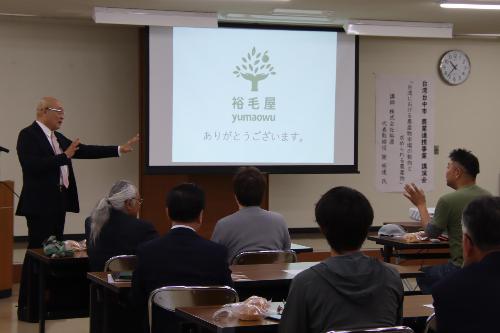 参加者からの質問に回答する謝（シャ）社長