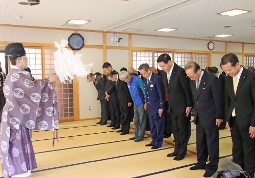 山での安全を祈願する関係者ら