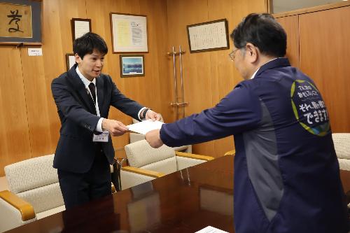 辞令を受け取る岡崎さん