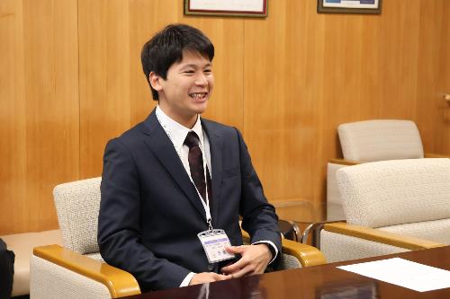 抱負を語る岡崎さん