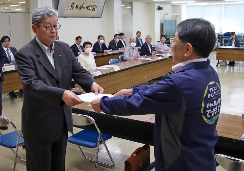 総合計画策定に向け審議会に諮問（5月19日）