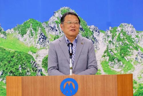 会見を行う伊藤市長