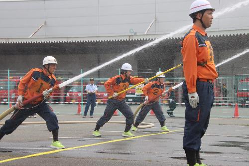 競技中の選手たち（ポンプ操法大会）