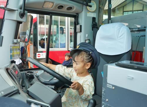 バスの運転手気分を味わう子ども