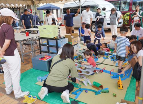 車や電車のおもちゃに夢中な子どもたち