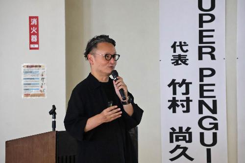 講演をする竹村さん
