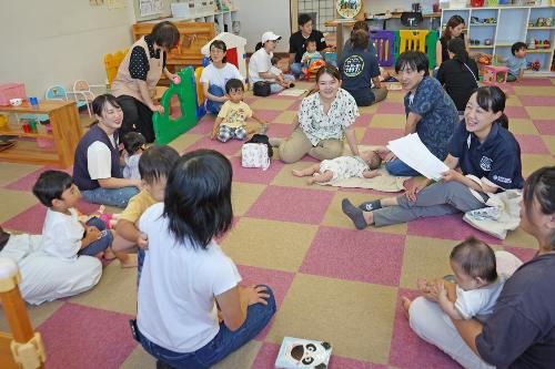 子育ての情報を笑顔で共有する参加者