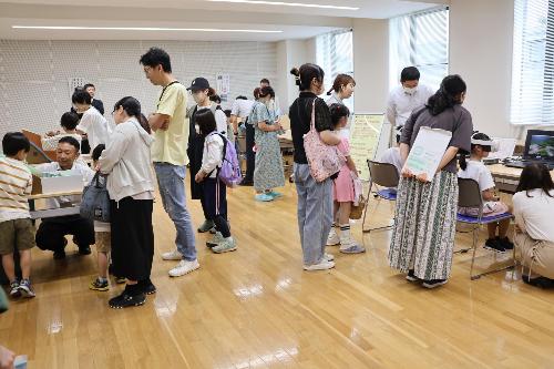 模型で土石流の仕組みの学習やVR体験をする参加者